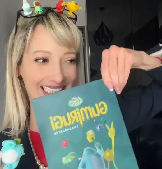 Kardos Eszter a Reál Gumirugi társasjátékkal játszik