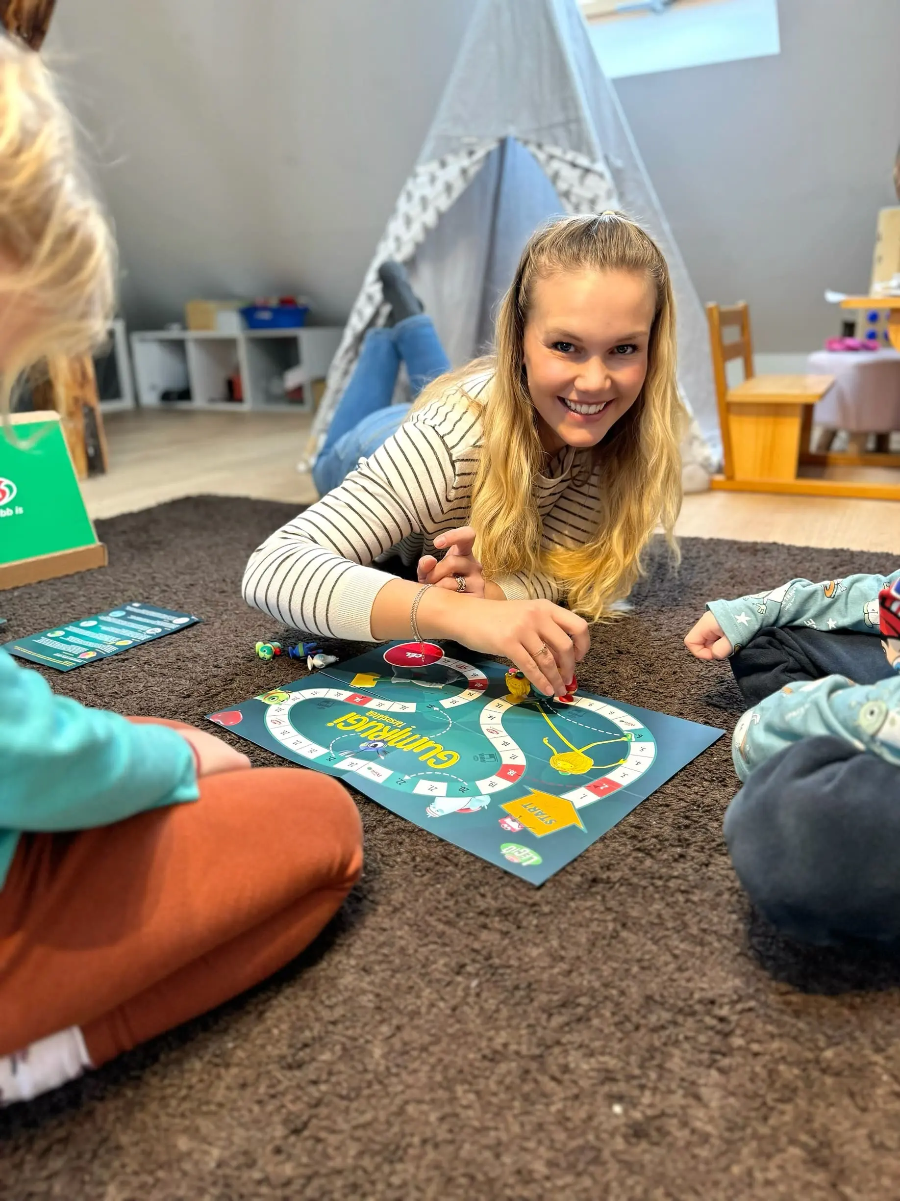 Kardos Eszter a Reál Gumirugi társasjátékkal játszik