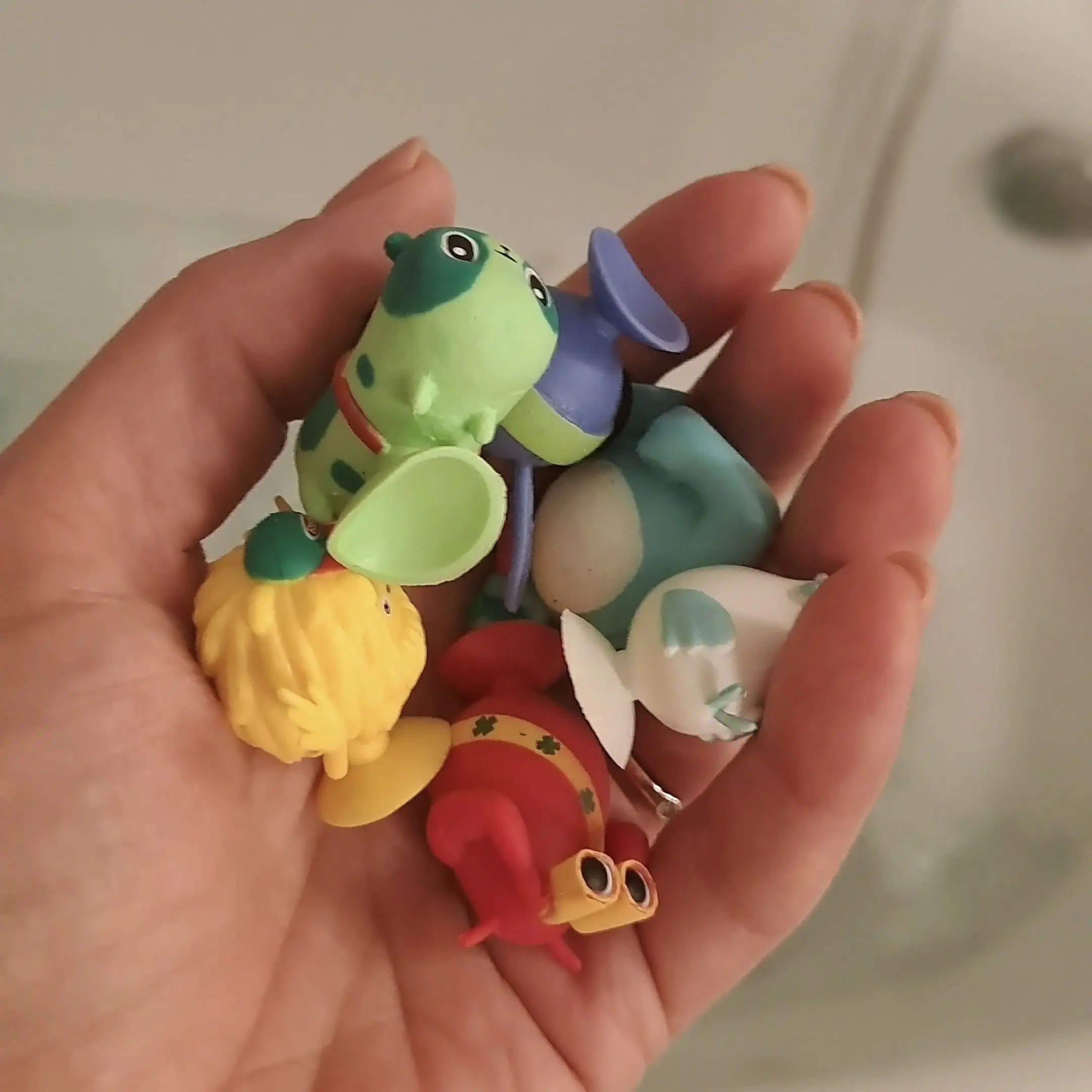 Pintér Ada kezében a Reál Gumirugi figurák